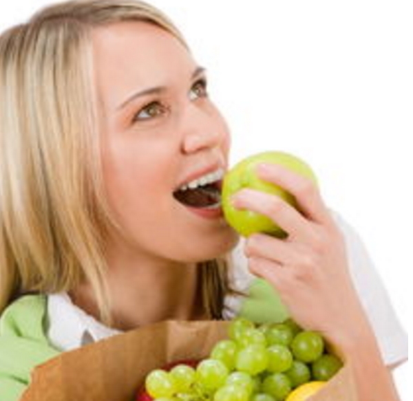 女性吃水果