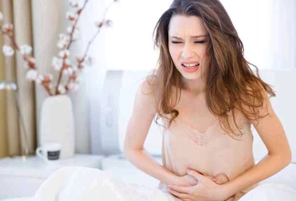 女性肚子疼得