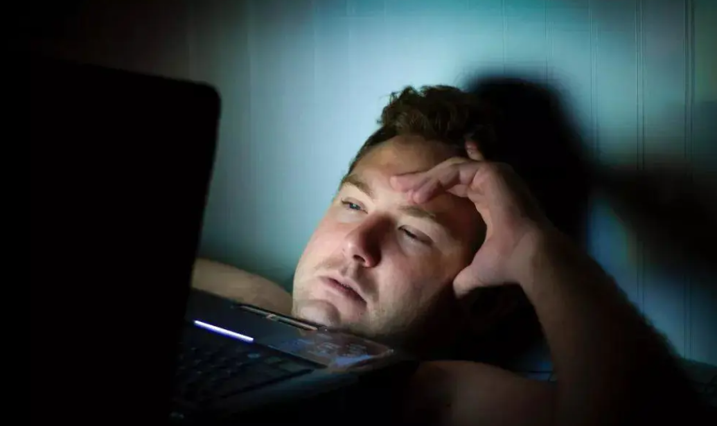 熬夜的男性